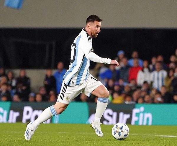 Cristiano Ronaldo và Messi kiếm được bao nhiêu tiền trong năm 2023? - Ảnh 3