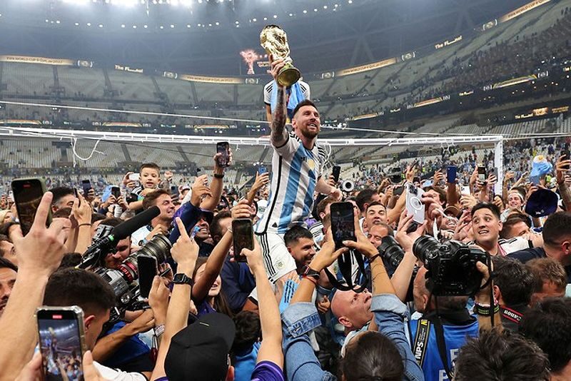 Messi ăn mừng chiến thắng World Cup 2022