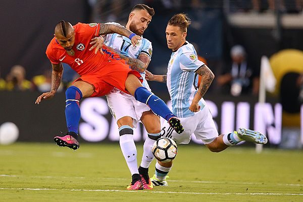 Messi sút trượt penalty trong trận Copa America 2016